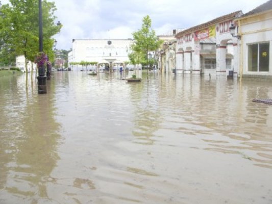 La Cernavodă, comercianţii loviţi de inundaţii îşi vor amplasa gratis terasele şi tonetele pe aleea pietonală